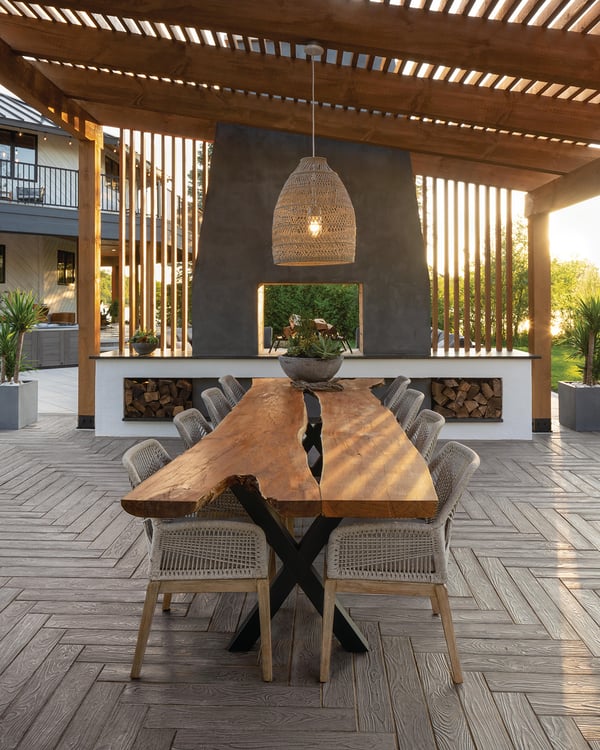 Table-bois-chaises-lumiere