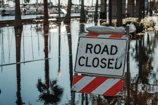 carretera cerrada por inundaciones