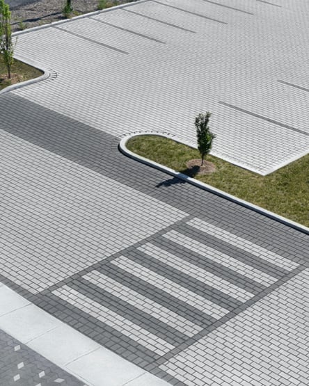 techo-bloc-estudio-de-caso-comercial-pavimento-hidropermeable-gris-negro-chambly_image-6
